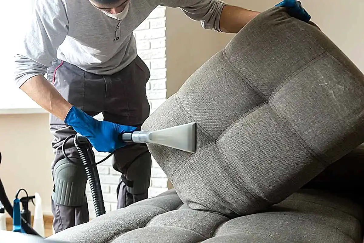 Koltuktan İnatçı Lekeler Nasıl Çıkar?