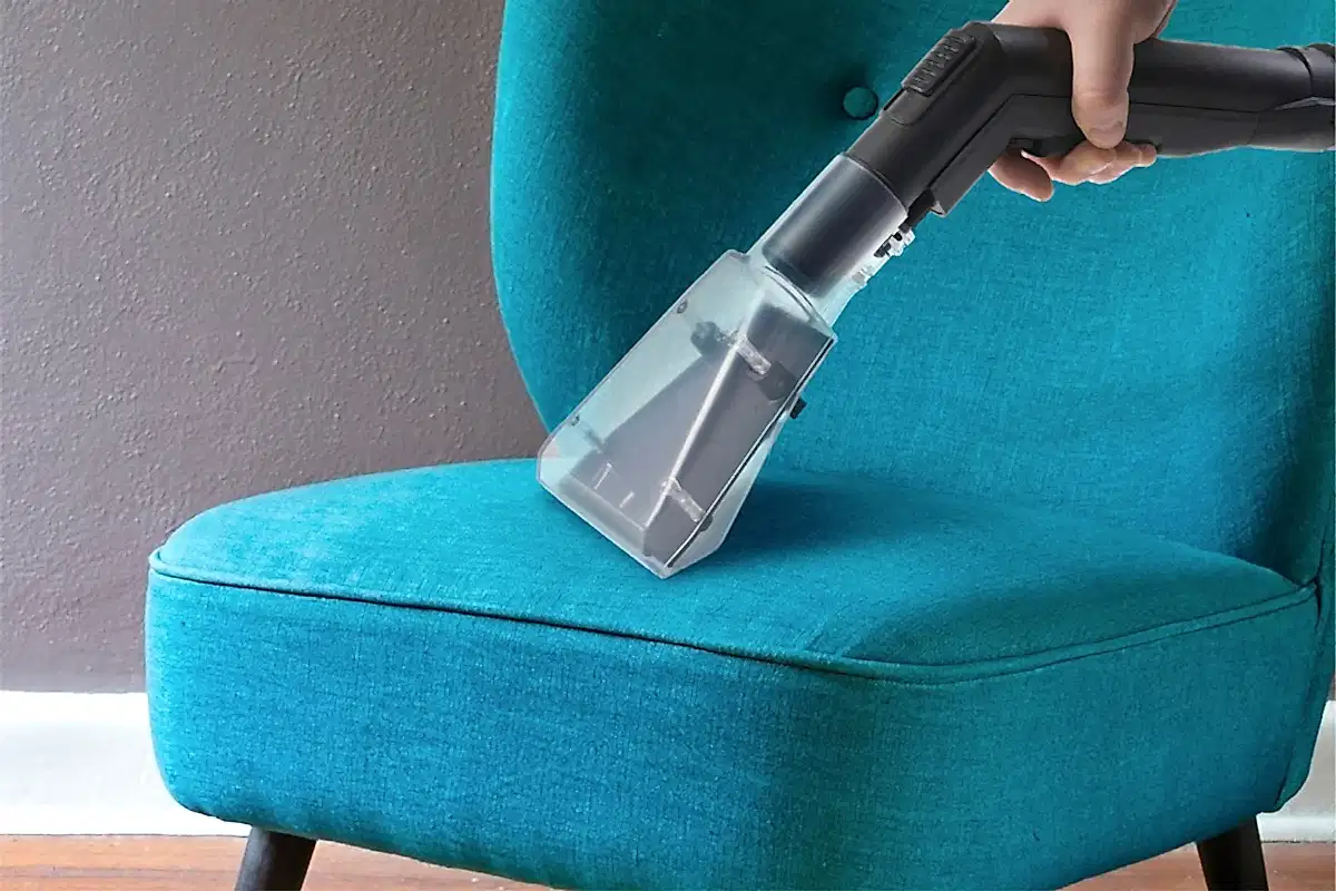 Sandalye Yüzeyinde Koku Önleyici Temizlik